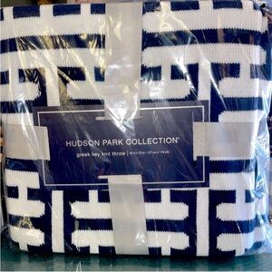 🤩🤩NWT Hudson Park Collection Leopard Knit Throw Blanket, Silver, 50x70 in